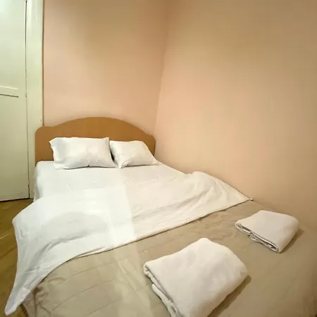 біля залізничного вокзалу вулиця залізнична 10 до 5 гостей Apartment Lviv