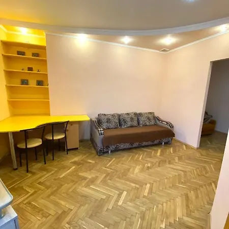 біля залізничного вокзалу вулиця залізнична 10 до 5 гостей Leopoli