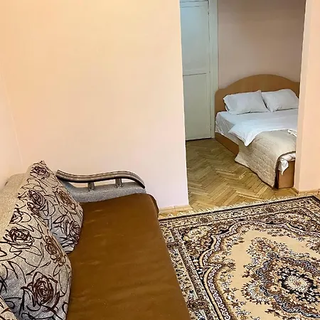 біля залізничного вокзалу вулиця залізнична 10 до 5 гостей Apartment *