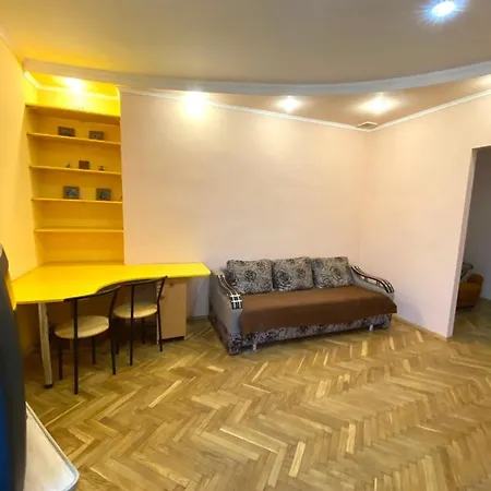 біля залізничного вокзалу вулиця залізнична 10 до 5 гостей Lviv