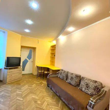 біля залізничного вокзалу вулиця залізнична 10 до 5 гостей *