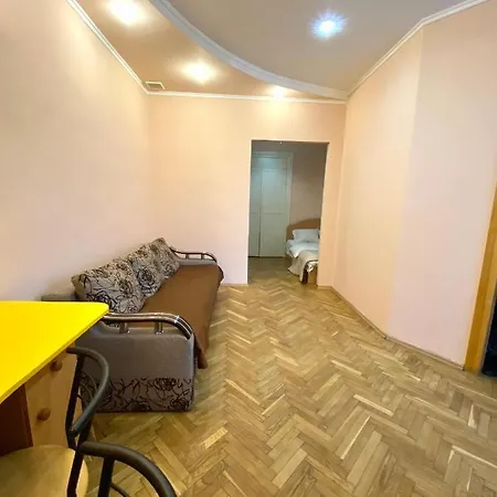 біля залізничного вокзалу вулиця залізнична 10 до 5 гостей Leopoli