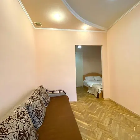 біля залізничного вокзалу вулиця залізнична 10 до 5 гостей Lviv