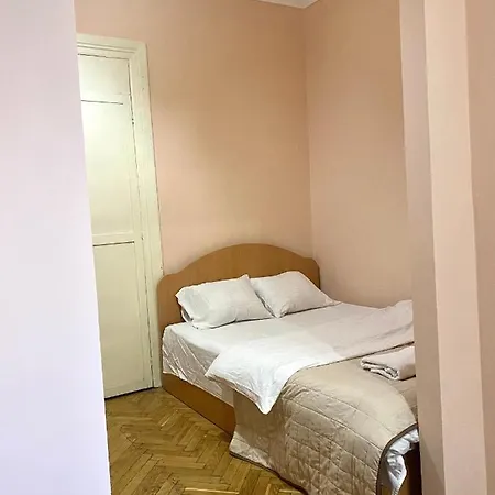 біля залізничного вокзалу вулиця залізнична 10 до 5 гостей * Lviv