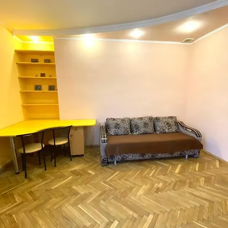 біля залізничного вокзалу вулиця залізнична 10 до 5 гостей * Lviv