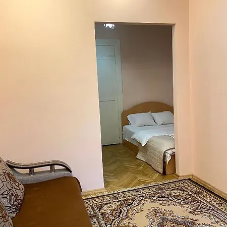 біля залізничного вокзалу вулиця залізнична 10 до 5 гостей *