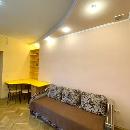 біля залізничного вокзалу вулиця залізнична 10 до 5 гостей Apartment Lviv