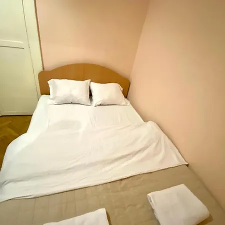 біля залізничного вокзалу вулиця залізнична 10 до 5 гостей Apartment Lviv