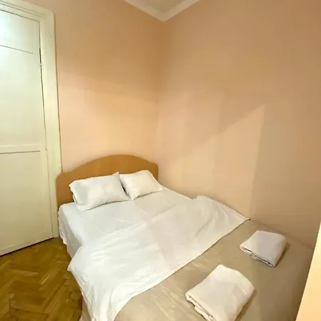 біля залізничного вокзалу вулиця залізнична 10 до 5 гостей