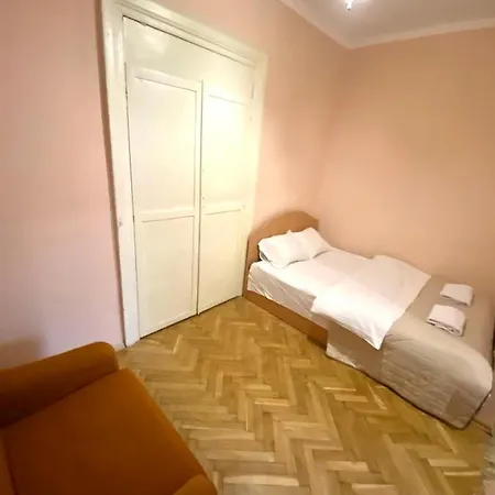 біля залізничного вокзалу вулиця залізнична 10 до 5 гостей Apartment