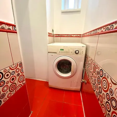 біля залізничного вокзалу вулиця залізнична 10 до 5 гостей *