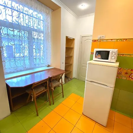 біля залізничного вокзалу вулиця залізнична 10 до 5 гостей *