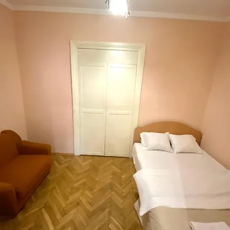 біля залізничного вокзалу вулиця залізнична 10 до 5 гостей Apartment