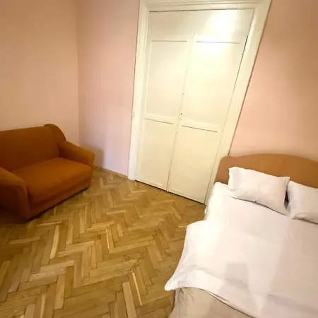 біля залізничного вокзалу вулиця залізнична 10 до 5 гостей Apartment *