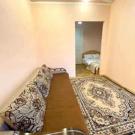 біля залізничного вокзалу вулиця залізнична 10 до 5 гостей Apartment Lviv
