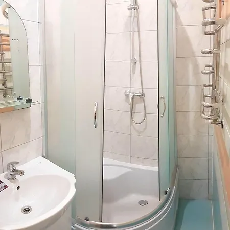 біля залізничного вокзалу вулиця залізнична 10 до 5 гостей Apartment Lviv