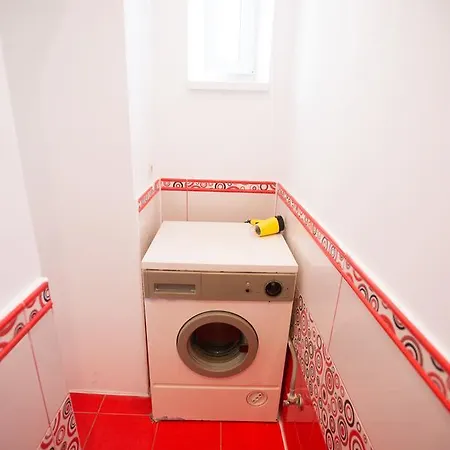 біля залізничного вокзалу вулиця залізнична 10 до 5 гостей * Leopoli