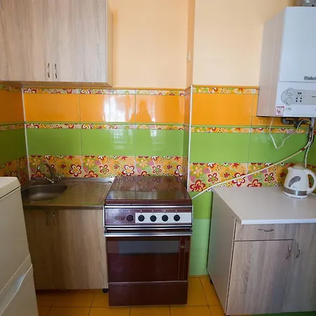біля залізничного вокзалу вулиця залізнична 10 до 5 гостей * Lviv