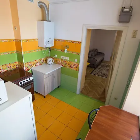 біля залізничного вокзалу вулиця залізнична 10 до 5 гостей Apartment Lviv