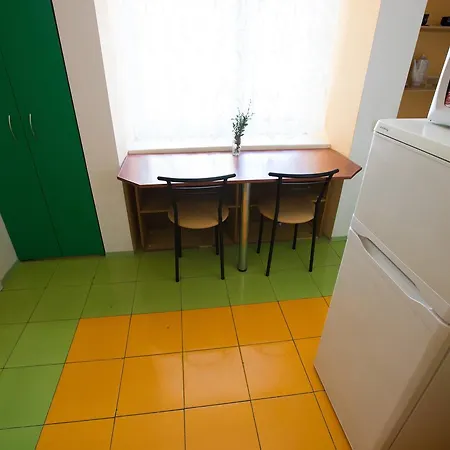 біля залізничного вокзалу вулиця залізнична 10 до 5 гостей Apartment