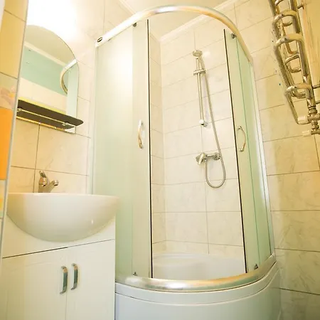 біля залізничного вокзалу вулиця залізнична 10 до 5 гостей 公寓 利沃夫