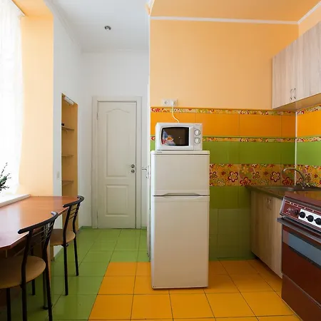 біля залізничного вокзалу вулиця залізнична 10 до 5 гостей * Leopoli