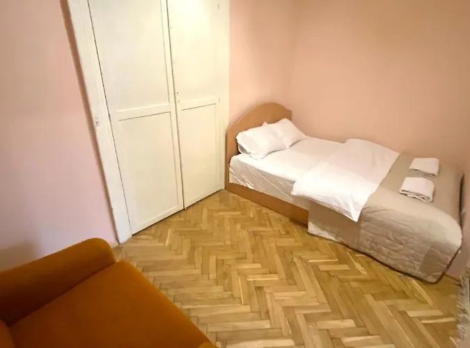 Апартаменты біля залізничного вокзалу вулиця залізнична 10 до 5 гостей *