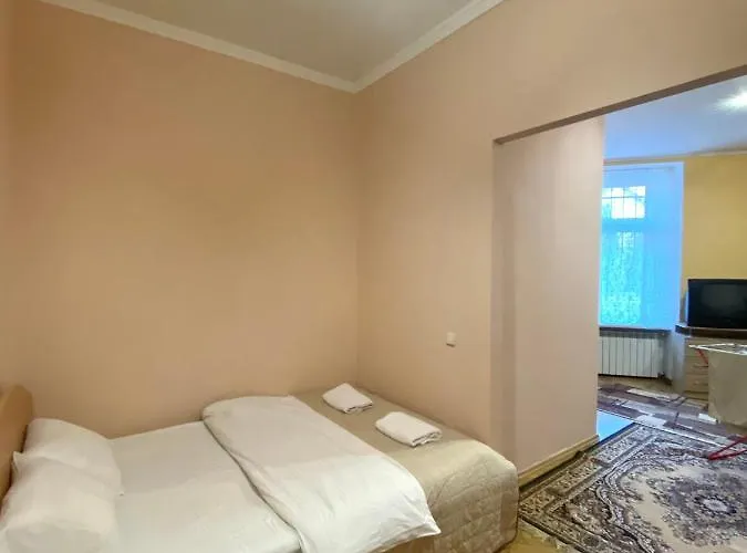 біля залізничного вокзалу вулиця залізнична 10 до 5 гостей Apartamento Leópolis