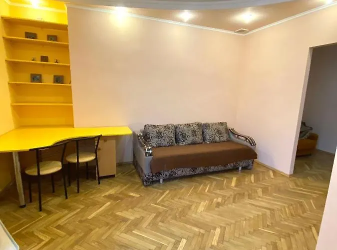 біля залізничного вокзалу вулиця залізнична 10 до 5 гостей Lviv