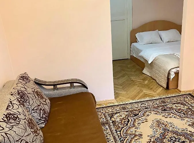 біля залізничного вокзалу вулиця залізнична 10 до 5 гостей Apartamento *