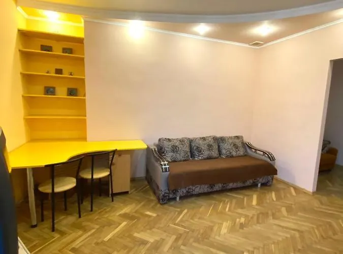 біля залізничного вокзалу вулиця залізнична 10 до 5 гостей Львов