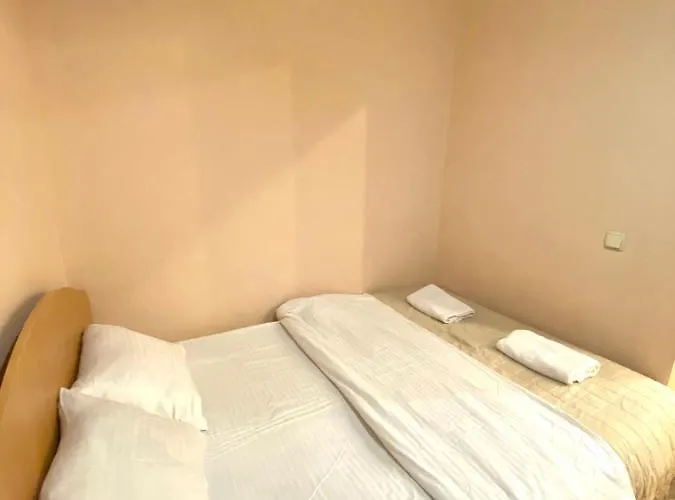 біля залізничного вокзалу вулиця залізнична 10 до 5 гостей * Львов