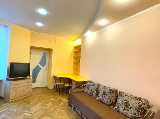 біля залізничного вокзалу вулиця залізнична 10 до 5 гостей *