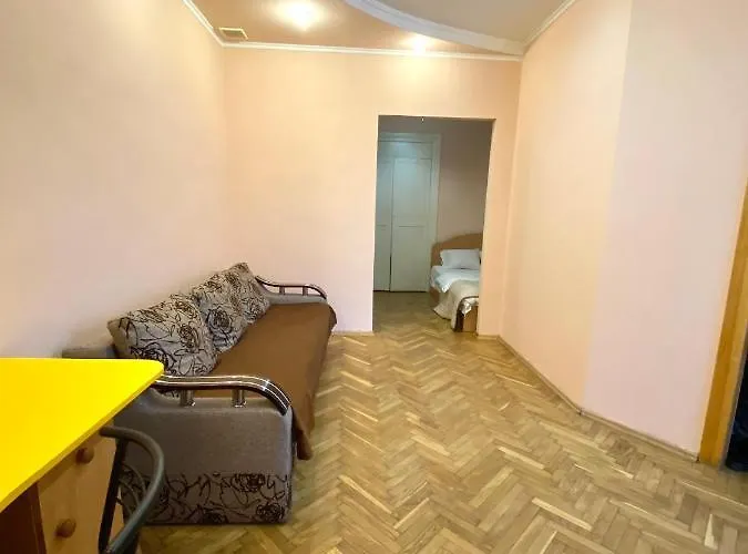 біля залізничного вокзалу вулиця залізнична 10 до 5 гостей Lviv