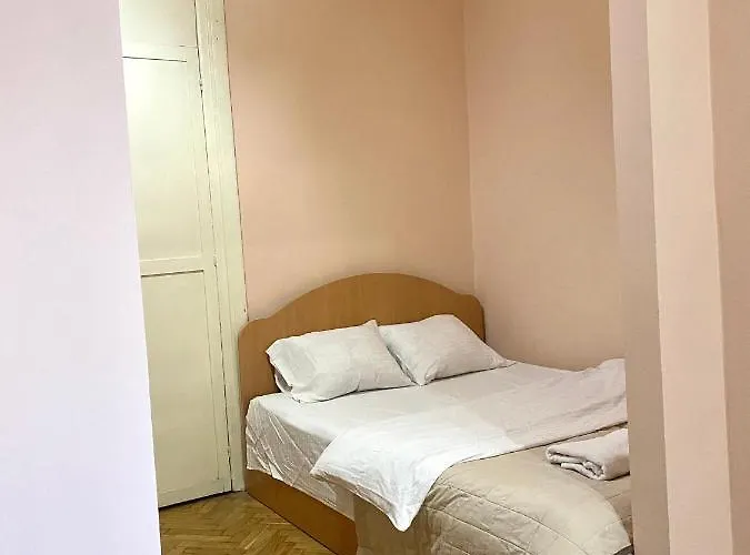 біля залізничного вокзалу вулиця залізнична 10 до 5 гостей * Lviv