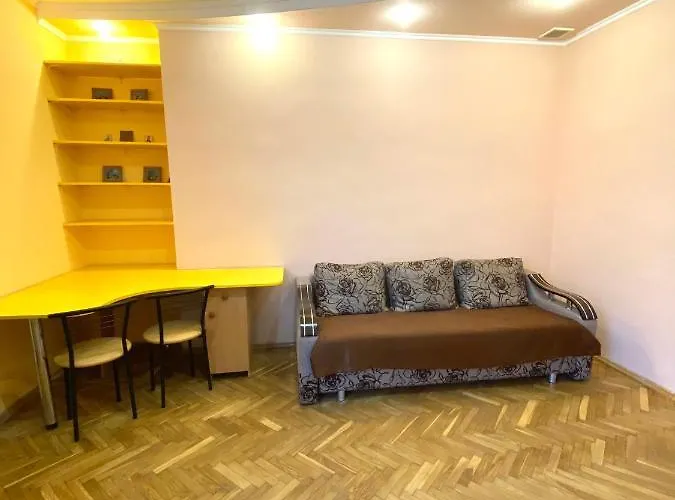 біля залізничного вокзалу вулиця залізнична 10 до 5 гостей * Lviv