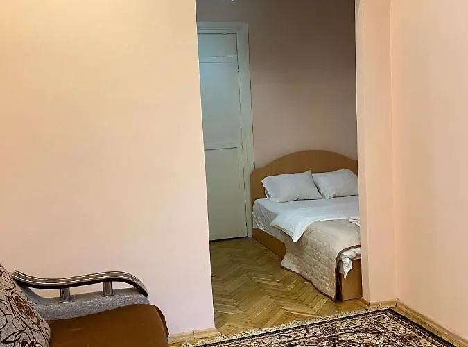 біля залізничного вокзалу вулиця залізнична 10 до 5 гостей *