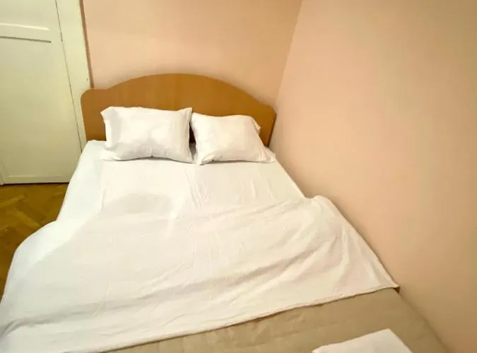 біля залізничного вокзалу вулиця залізнична 10 до 5 гостей Apartamento Leópolis