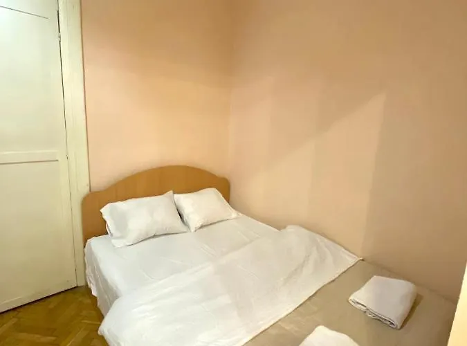 біля залізничного вокзалу вулиця залізнична 10 до 5 гостей