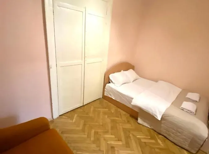 біля залізничного вокзалу вулиця залізнична 10 до 5 гостей Apartamento