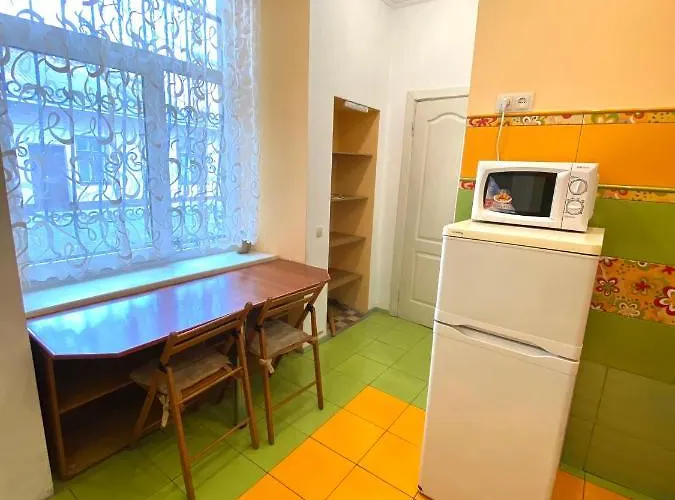 біля залізничного вокзалу вулиця залізнична 10 до 5 гостей *