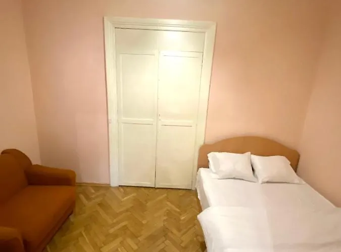 біля залізничного вокзалу вулиця залізнична 10 до 5 гостей Apartamento