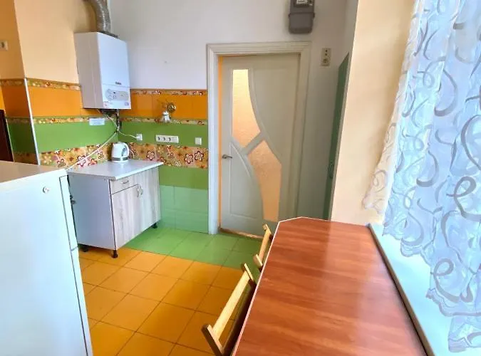 біля залізничного вокзалу вулиця залізнична 10 до 5 гостей