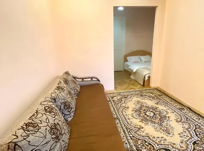 біля залізничного вокзалу вулиця залізнична 10 до 5 гостей Apartamento Leópolis