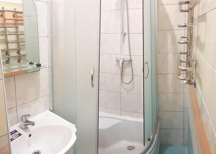 біля залізничного вокзалу вулиця залізнична 10 до 5 гостей Apartamento Leópolis