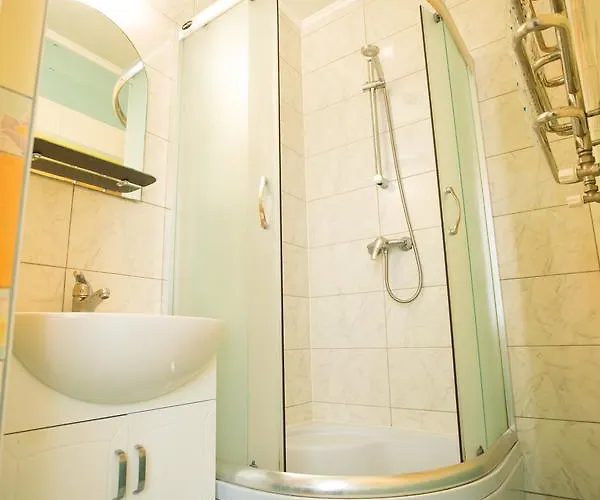 біля залізничного вокзалу вулиця залізнична 10 до 5 гостей Apartamento Leópolis