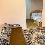 біля залізничного вокзалу вулиця залізнична 10 до 5 гостей Апартаменты *
