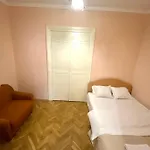 біля залізничного вокзалу вулиця залізнична 10 до 5 гостей Апартаменты
